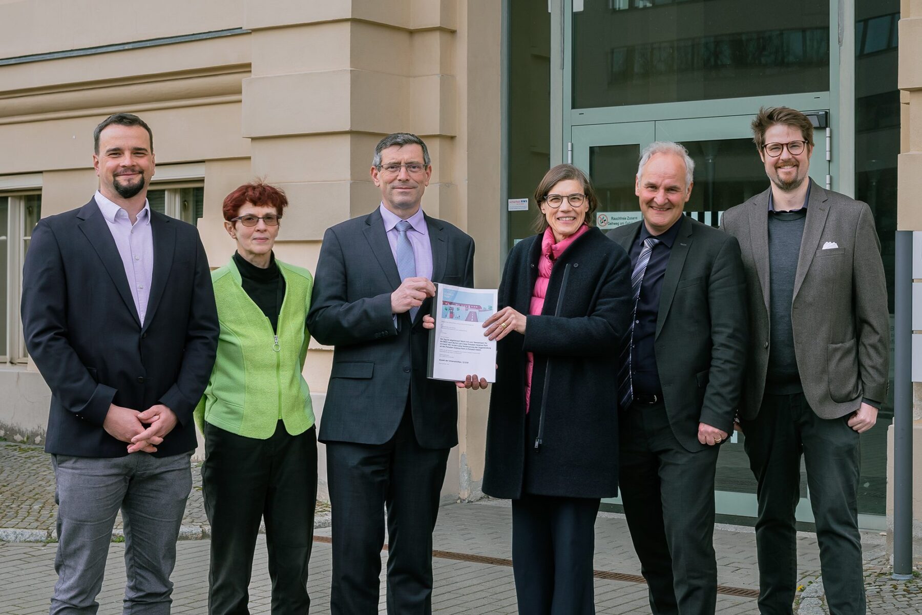 Group photo with representatives of the Potsdam Science Park and State Secretary Uwe Schüler in front of the Ministry of Infrastructure and Regional Planning of the State of Brandenburg