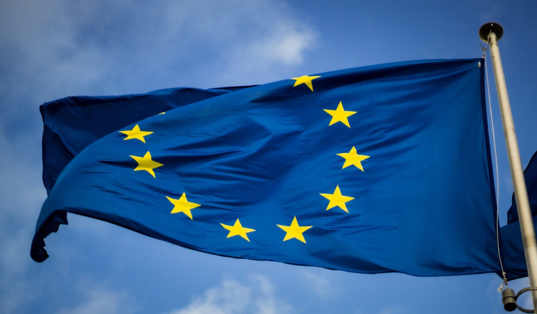 Blau-gelbe Sternflagge Europa ©Foto: Christian Lue auf Unsplash