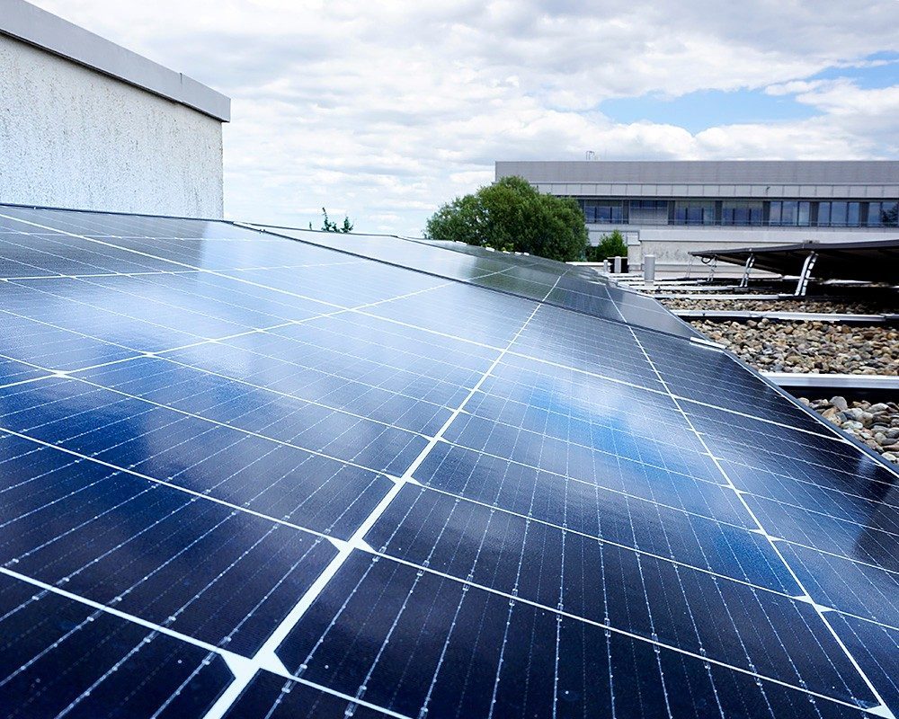 Die Photovoltaikanlage auf dem Dach des Fraunhofer IAP