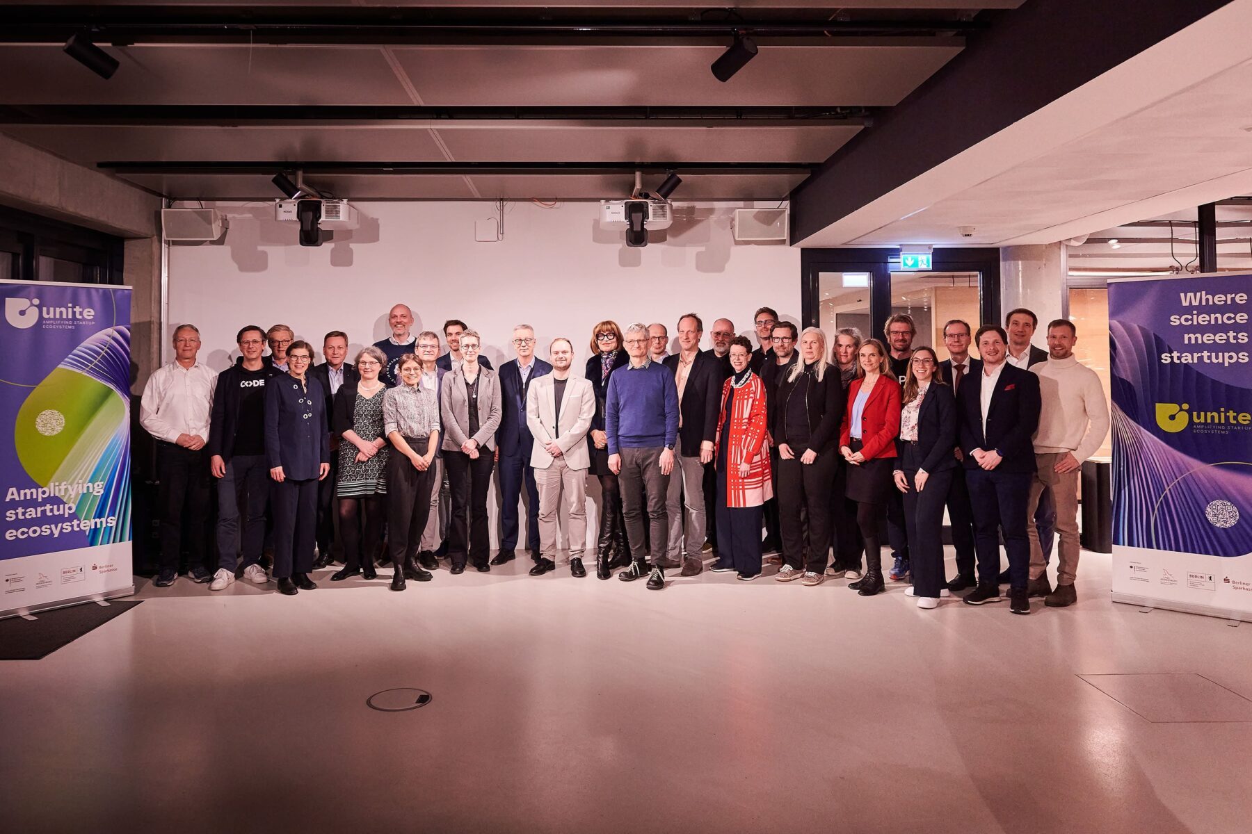 Gruppenbild mit Vertreter:innen der Gründungsmitglieder des UNITE Sciences e. V.