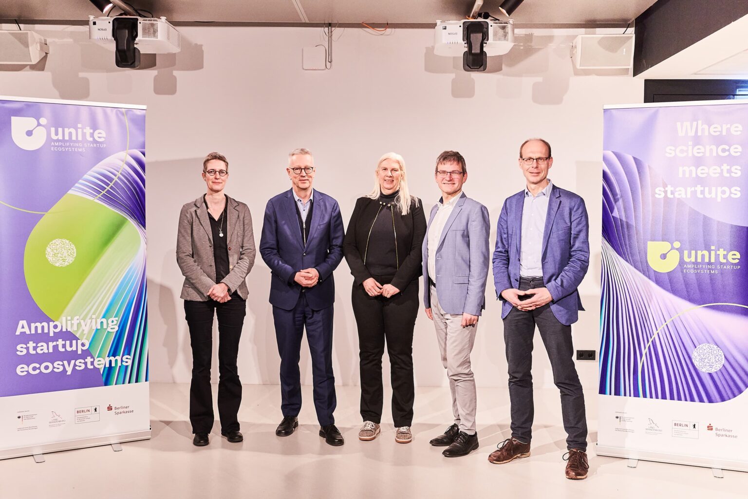 Gruppenbild der Vorstandsmitglieder des UNITE Sciences e. V. - im Bild von links nach rechts: Prof. Dr. Susanne Buiter, Wissenschaftliche Vorständin des GFZ Helmholtz-Zentrum für Geoforschung | Prof. Dr. Günter M. Ziegler, Präsident der Freien Universität Berlin und Sprecher Berlin University Alliance | Prof. Dr. Sabine Baumann, Vizepräsidentin Forschung und Transfer der Hochschule für Wirtschaft und Recht | Prof. Dr.-Ing. Stephan Völker, Vizepräsident Forschung und Berufung der Technischen Universität Berlin | Prof. Dr.-Ing. Alexander Pfriem, Vizepräsident für Forschung und Transfer der Hochschule für nachhaltige Entwicklung Eberswalde (HNEE) © UNITE/Peter