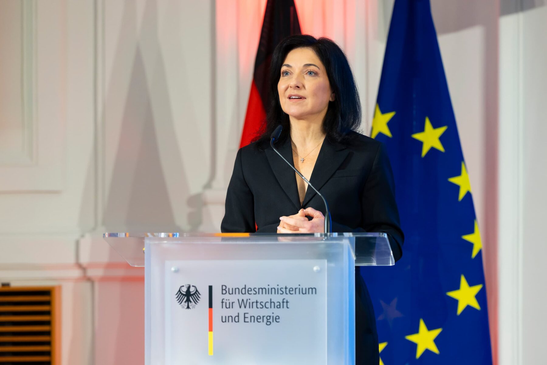 Bundeswirtschaftsministerin Katharina Reiche verkündet die EXIST Startup Factories 2025 im BMWE ©BMWE/Dominik Butzmann