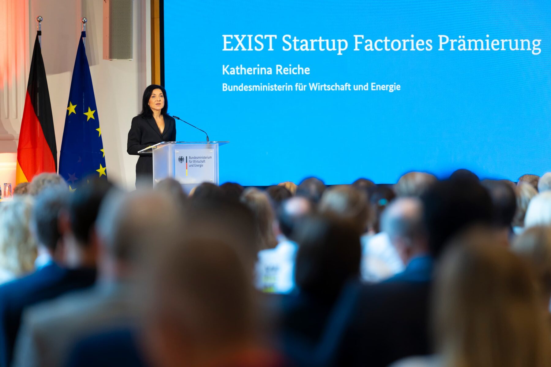 Bundeswirtschaftsministerin Katharina Reiche verkündet die EXIST Startup Factories 2025 im BMWE ©BMWE/Dominik Butzmann