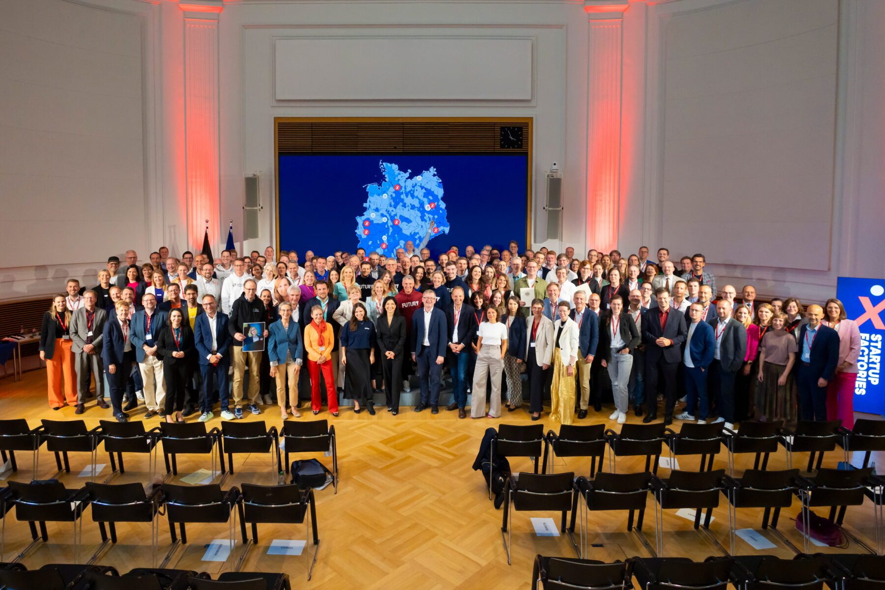 Gruppenbild zur Prämierung der EXIST Startup Factories 2025 im BMWE ©BMWE/Dominik Butzmann