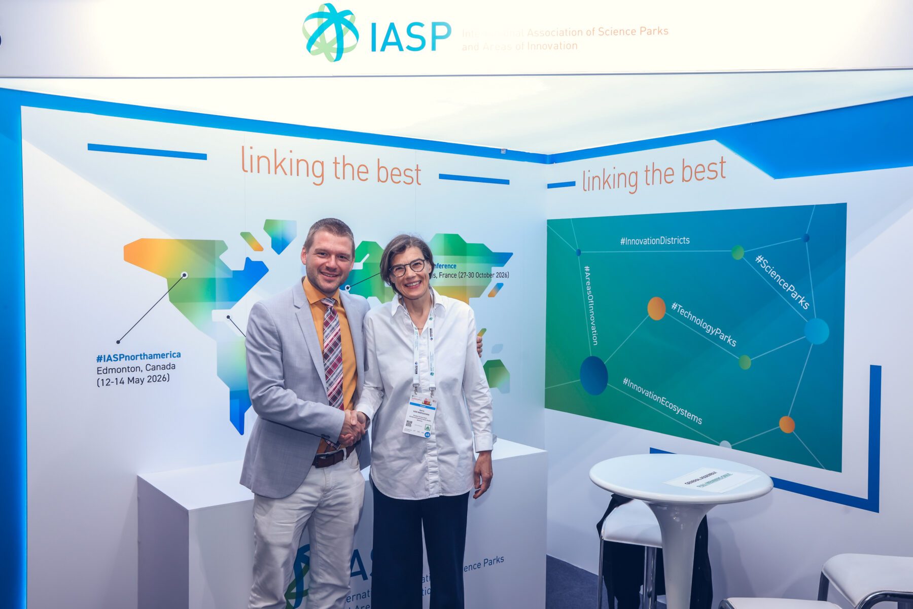 Incoming and outgoing IASP European Division President: Agnes von Matuschka, Germany (R) and Jernej Pintar, Slovenia (L) ©image: IASP