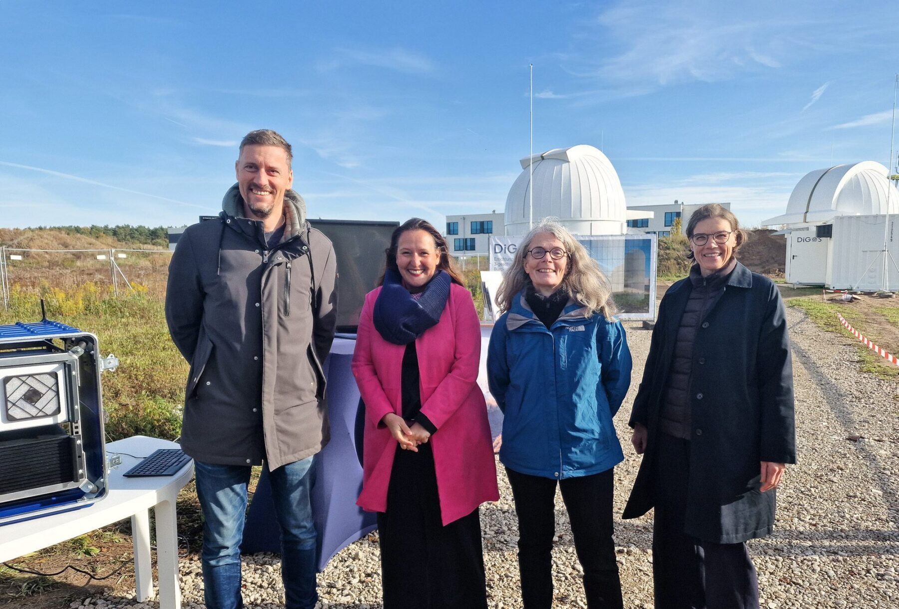 Ministerin Schüle besucht das Unternehmen DiGOS Potsdam GmbH im Potsdam Science Park. Gruppenbild mit DiGOS-Geschäftsführer André Kloth.