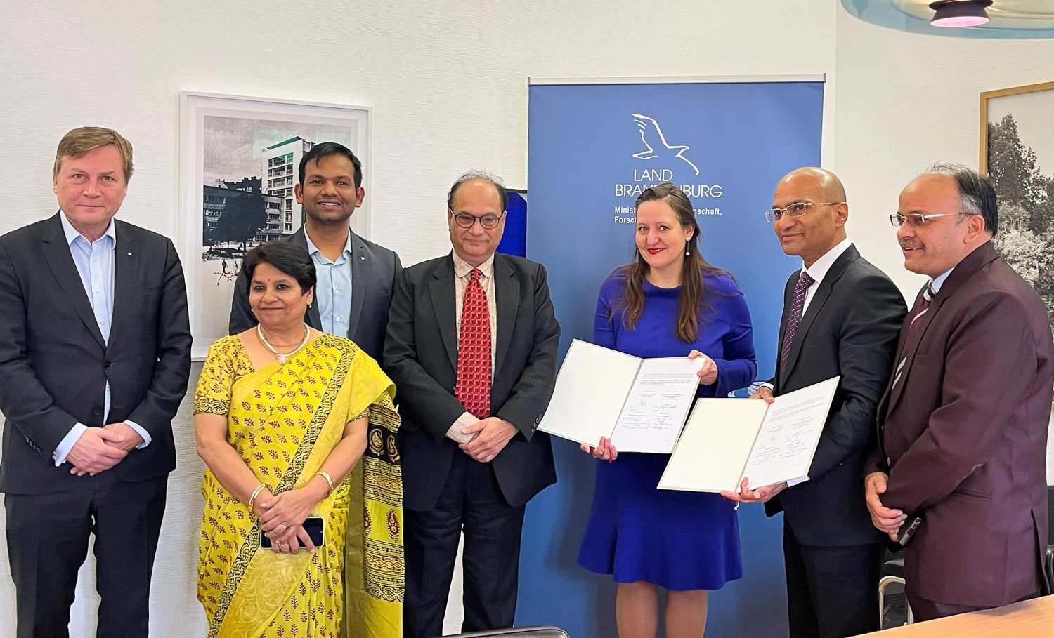 Minister of Science (Dr Manja Schüle (centre) ad Idian Scretary of State Dr ranjit Kumar Sinha (2nd from left) with representatives of universities from both countries after the signing ©MWFK Brandenburg