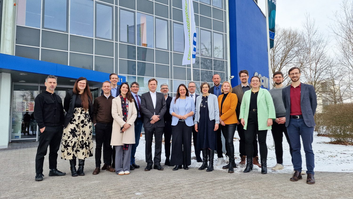 Gruppenbild mit Forschungsministerin Dr. Manja Schüle und Start-ups im Potsdam Science Park © Standortmanagement Golm GmbH