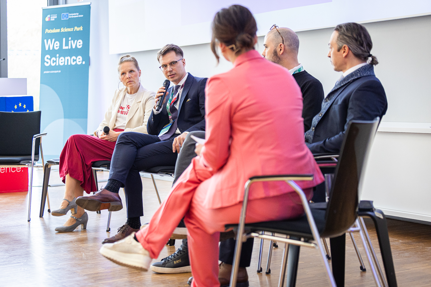 Panel Discussion "Tackling Key Tech – European Model Regions for Strategic Technologies" ©sevens+maltry