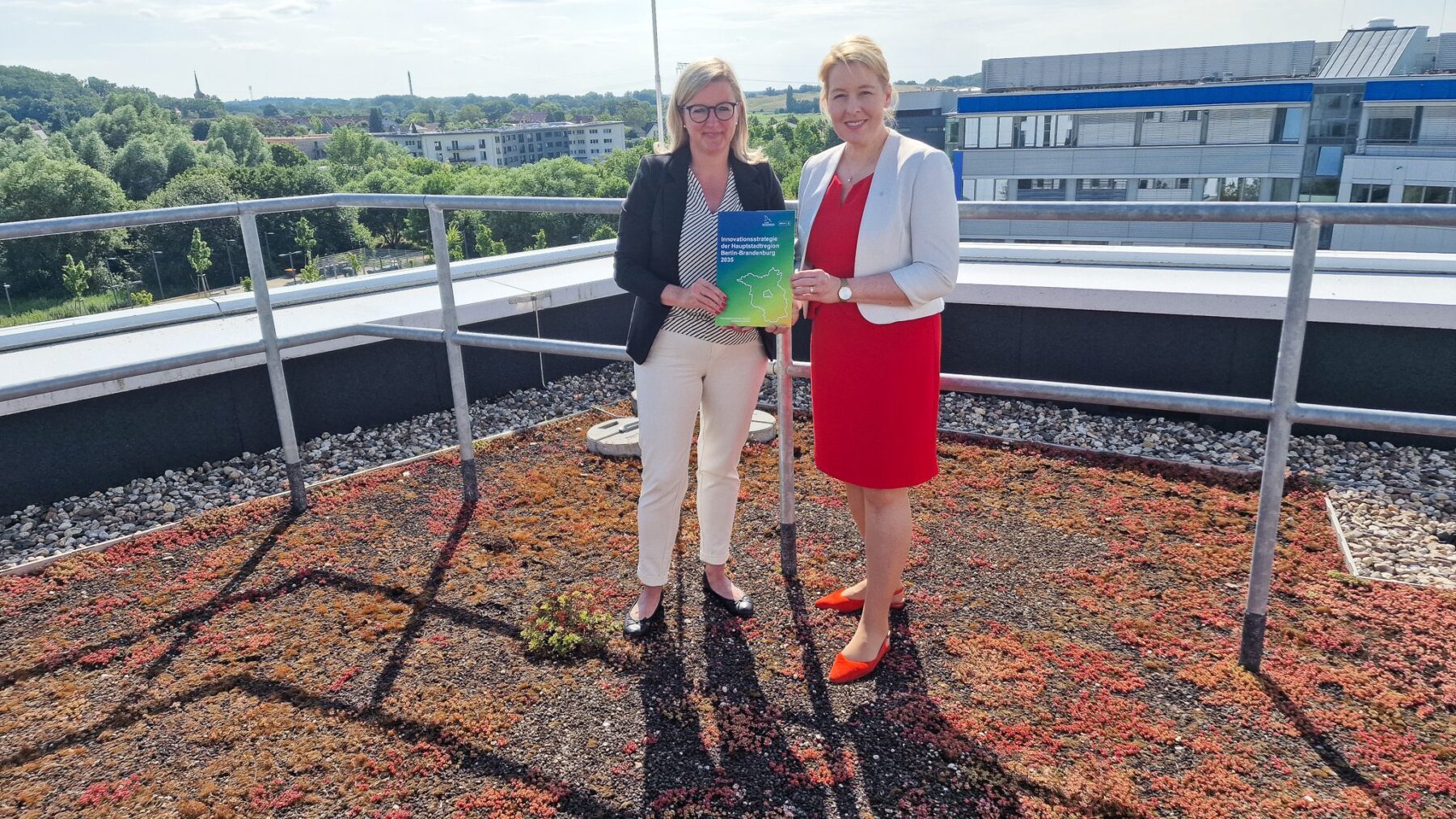 Brandenburgs Wirtschaftsministerin Martina Klement und Berlins Wirtschaftssenatorin Franziska Giffey stellen gemeinsam am 14. Juli 2026 die Innovationsstrategie 2035 der Hauptstadtregion Berlin-Brandenburg im Potsdam Science Park ©Foto: Karen Esser