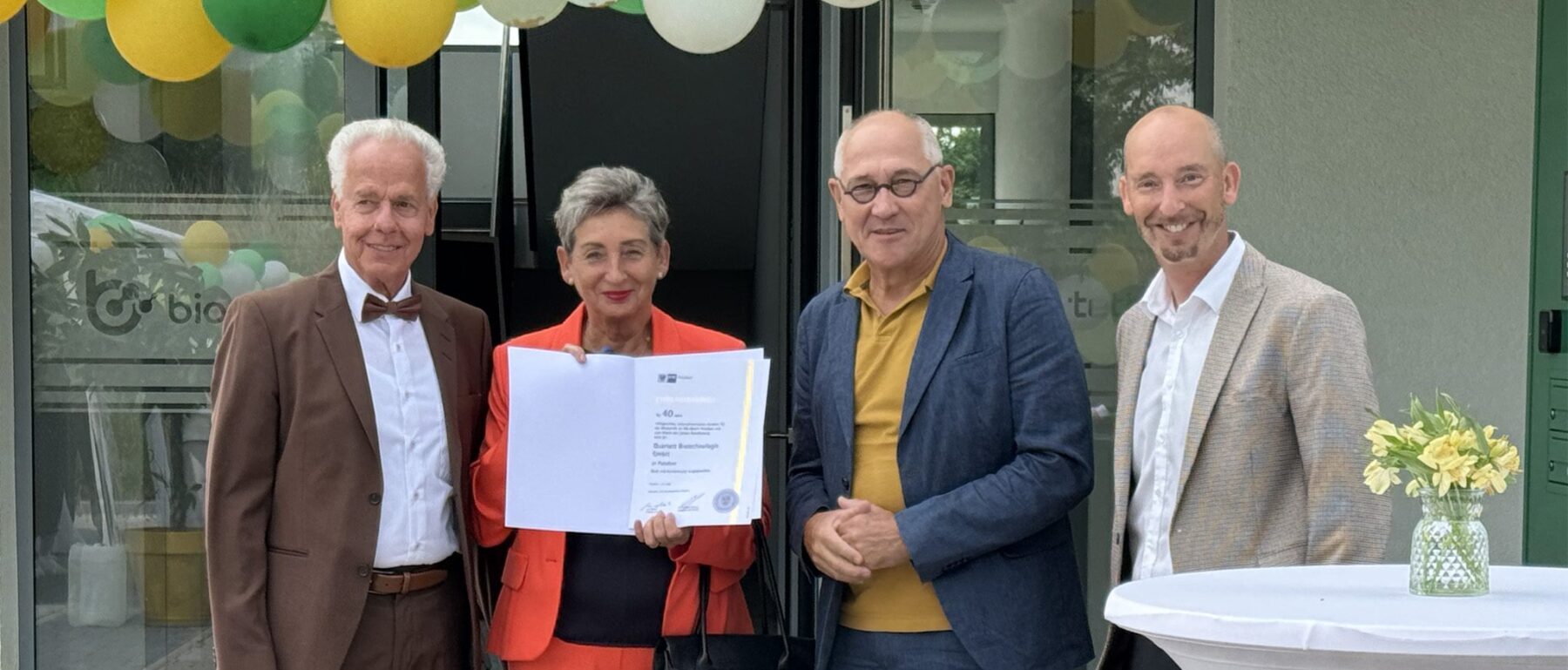 Pictured are quartett Managing Directors Jürgen Gorczyza, Barbara Gorczyza and Alexander Gorczyza together with Christoph Miethke, Vice President of the Potsdam Chamber of Industry and Commerce (IHK Potsdam), at the company’s anniversary celebration held at its headquarters in Potsdam Science Park on 1 July 2026.