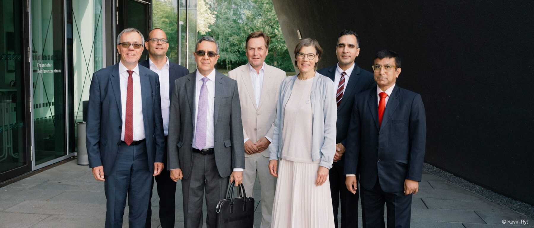 Gruppenbild mit dem Indischen Botschafter S.E. Ajit Vinayak Gupte im POtsdam Science Park