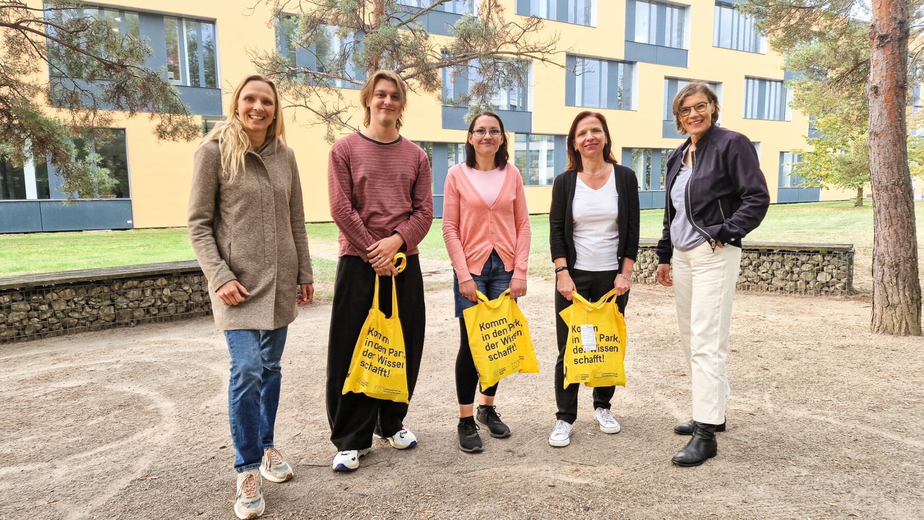 Gruppenbild mit den Gewinner:innen der Schritte-Challenge 2026 im team Potsdam Science Park gemeinsam mit Agnes von Matuschka (r.i.B.) und Kathrin Giersch (l.i.B.) vom Standortmanagement Golm ©Standortmanagement Golm GmbH