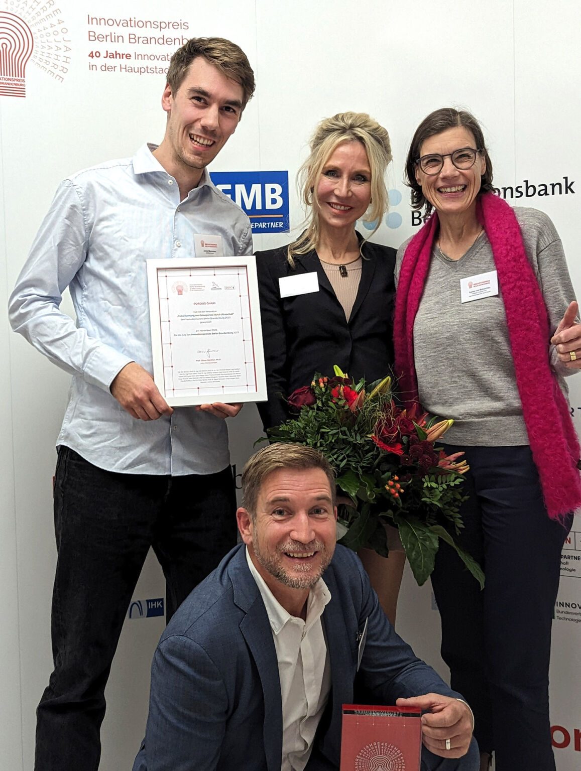 Gruppenbild mit dem Team von POROUS - Preisträger des Innovationspreis Berlin-Brandenburg 2023