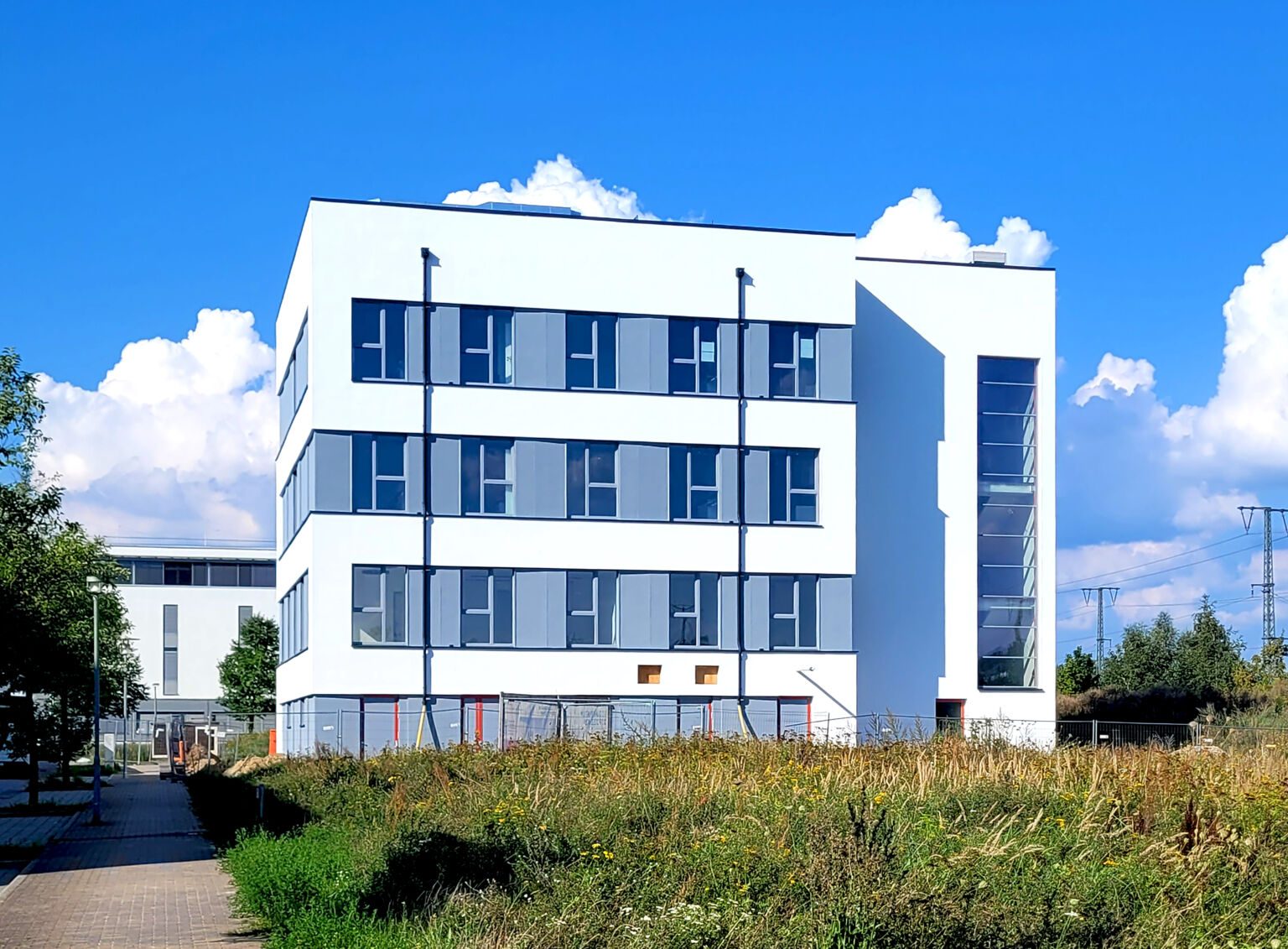 Zu sehen ist ein Neubau: ein Laborgebäude im Potsdam Science Park